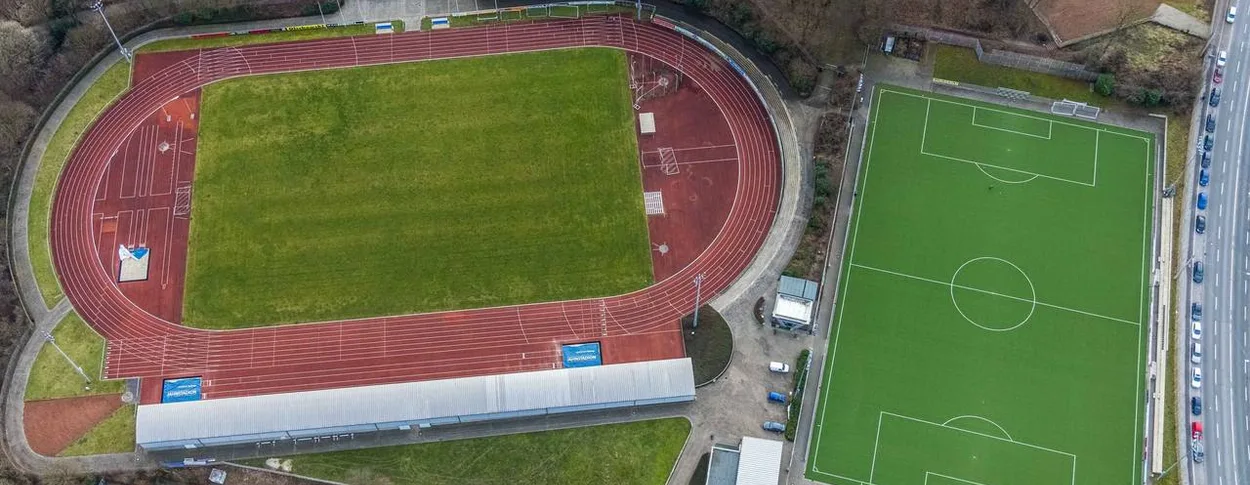 Luftaufnahme des Jahnstadions und des benachbarten Kunstrasenplatzes